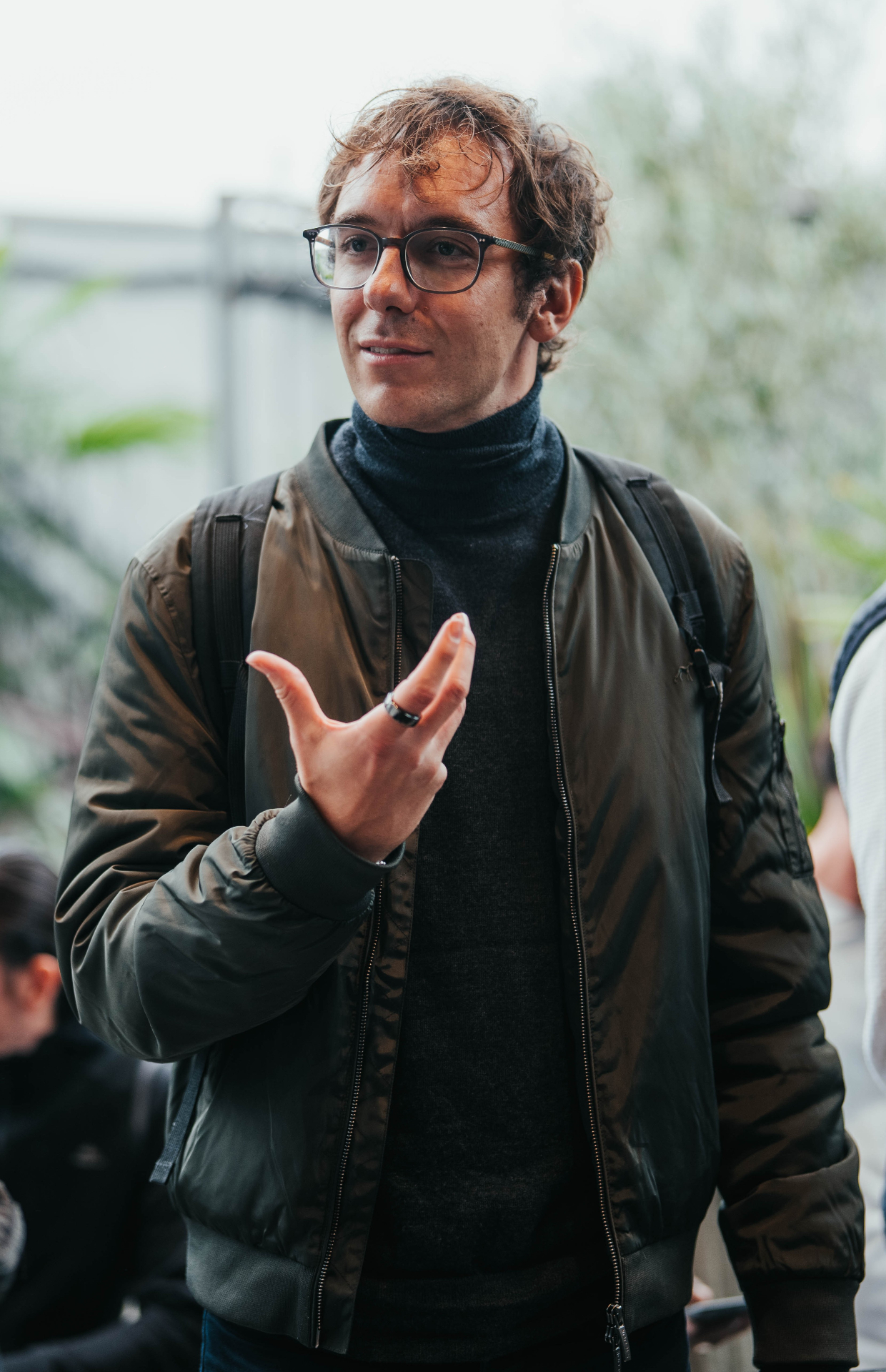 Portrait d'Alexis Dubarry, closer et mentor, souriant face caméra